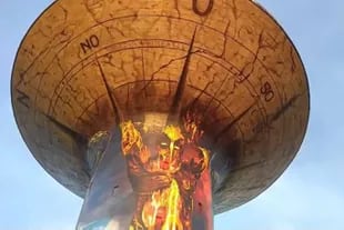 Cuatro titanes (aquí, el fuego) sostienen la rosa de los vientos en el enorme tanque de Monte Grande