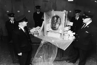 Un grupo de guardias protege la máscara mortuoria de oro, exhibida en el Museo Británico de Londres en 1972