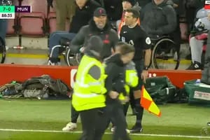 La reacción de Klopp con un hincha de Liverpool que se metió a la cancha a festejar y "lesionó" a dos jugadores