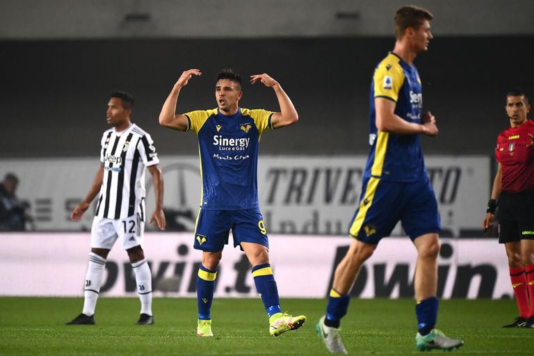 Giovanni Simeone festeja uno de sus goles a la Juventus