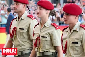 La princesa Leonor de España es aclamada por la multitud en un acto militar