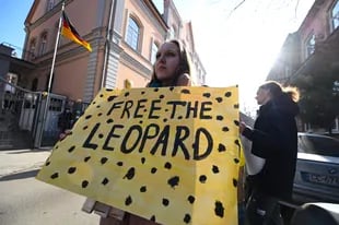 Activistas ucranianos se concentran ante la embajada alemana para exigir a Alemania que envíe a Ucrania carros de combate Leopard en Tiflis el 25 de enero de 2023.