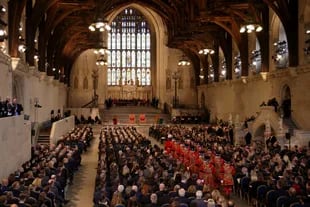 La Guardia del Cuerpo del Rey se abre paso a lo largo del pasillo en Westminster Hall, antes de la llegada del rey Carlos III y la reina consorte para una reunión con los miembros de la Cámara de los Lores y la Cámara de los Comunes.