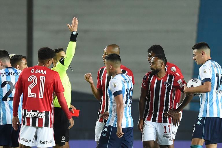 El árbitro Petro Maza pide que William (17), del Sao Paulo, abandone la cancha tras mostrarle la tarjeta roja en el partido de la Copa Libertadores frente a Racing, el miércoles 5 de mayo de 2021 (Marcelo Endelli/ Pool via AP)