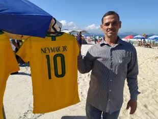 Se venden las camisetas de Neymar en la playa; la expectativa crece, pero más en los hinchas argentinos