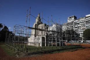 El Monumento a Nicolás Avellaneda, en Libertador al 3600, está afectado por la situación ambiental y los grafitis