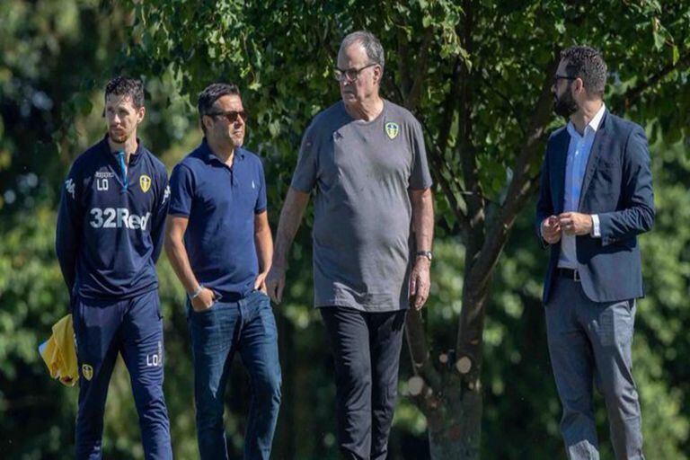 Bielsa, at the Leeds training center, together with the president Andrea Radrizzani, wearing dark glasses, and the sports director Víctor Orta, wearing a beard and a jacket
