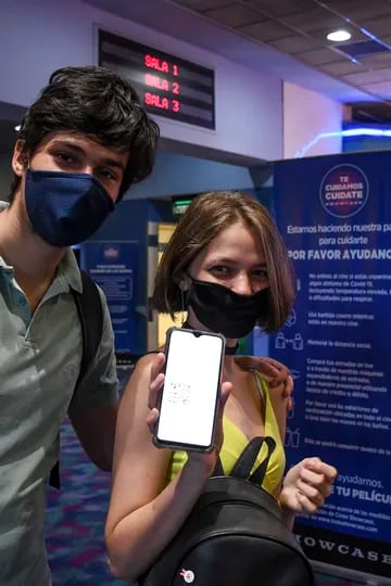 Camila y Felipe, los primeros en asistir a la reapertura del cine Showcase de Belgrano, van a ver la película Invasión