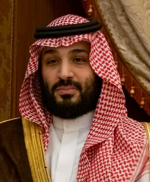 Un retrato del temido príncipe heredero Mohammed bin Salman Al Saud, conocido como MBS, quien ejerce el poder "de facto" desde que su padre se alejó de la escena principal tras reiteradas internaciones médicas. Él sería quien ordenó el arresto de su prima de Basmah.
