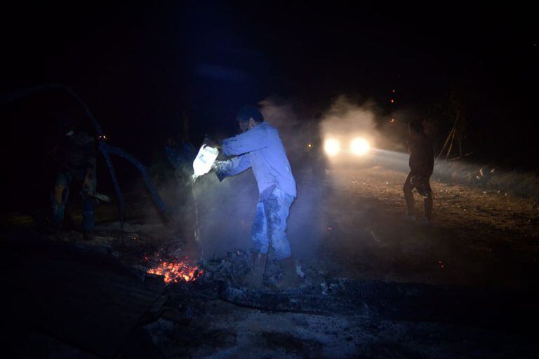 El intendente de Lago Puelo, Augusto Sánchez explicó que no hay electricidad “porque el fuego destruyó las líneas”