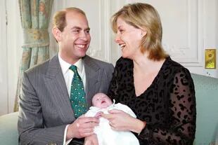  9 de enero de 2004. Los condes de Wessex junto a primera hija, lady Luisa Windsor, fotografiados por el príncipe Andrés, hermano de Eduardo.