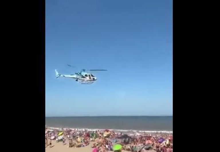 El helicóptero de Berni voló a ras de la playa en Villa Gesell y volaron sombrillas