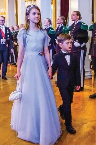 A sus 10 años, Estelle de Suecia, segunda en la línea de sucesión al trono, aún no accede al cofre de los Bernadotte, por lo que llevó una diadema de flores.
 
