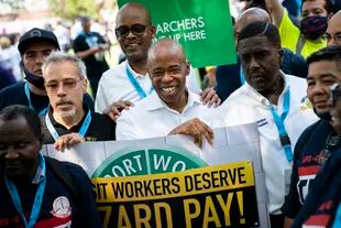 El presidente del distrito de Brooklyn y candidato demócrata a alcalde de Nueva York Eric Adams sonríe junto con participantes en un desfile en homenaje a los trabajadores esenciales en la lucha contra la pandemia de coronavirus, en Manhattanm Nueva York