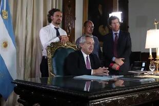 Santiago Cafiero y Juan Pablo Biondi, junto al presidente Alberto Fernández