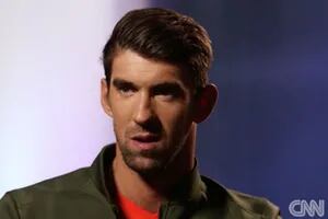Frío fuera del agua: Phelps ayuda a Tiger, pero duda del sentido de su vida
