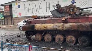 Un tanque ruso en medio de una avenida en Makariv