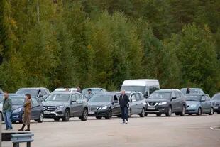 Cars line up to cross the border from Russia to Finland at the Vaalima checkpoint in Virolahti, Finland, on Friday, September 23, 2022. (Sasu Makinen/Lehtikuva via AP)