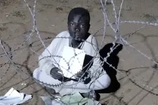 La historia detrás de la foto del niño del Congo que estudia bajo el faro de una base militar