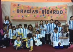 Giusti rodeado de alumnos de la escuela 87 de Albarellos, donde el "Gringo" hizo la primaria, el día que se inauguró una biblioteca que lleva su nombre