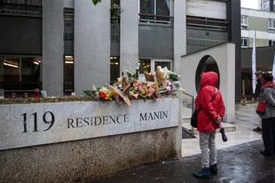 The people of the district expressed their sadness and shock by placing numerous flower bouquets and tributes at the foot of the building where the girl lived.