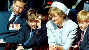 Los príncipes William (centro) y Harry (der.) eran niños cuando la entrevista con la BBC se transmitió.