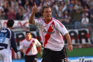 Maxi celebra un gol a Gimnasia en octubre de 2003, con la camiseta de River