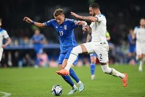 Italia, con el debut del atacante argentino, se mide ante Inglaterra, pero la pasa mal