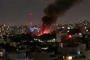 Se prendió fuego un edificio y tres personas debieron ser hospitalizadas