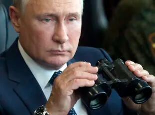 En esta imagen de archivo, el presidente de Rusia, Vladimir Putin, sostiene unos prismáticos mientras observa unas maniobras militares de las fuerzas armadas rusas y bielorrusas, en el campo de entrenamiento de Mulino, en la región de Nizhny Novgorod, Rusia, el 13 de 2021. (Sergei Savostyanov, Sputnik, Kremlin Pool Foto vía AP, archivo)