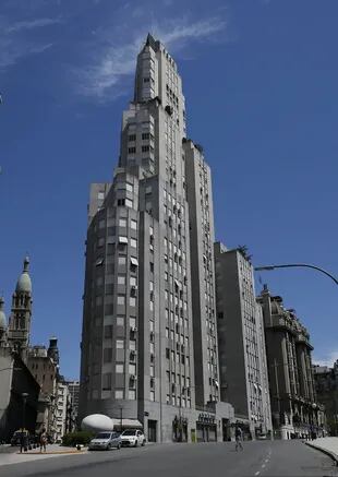 El edificio Kavanagh, con sus formas escalonadas, recordando a los grandes rascacielos de otras metrópolis