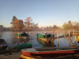 Envueltas en la neblina de la fría mañana de hoy, empezaron a desplazarse por los arroyos y brazos del río las lanchas escolares del departamento Islas del Ibicuy