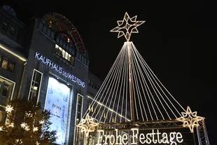 La iluminación navideña se muestra en el Kurfuerstendamm de Berlín el 23 de noviembre de 2020