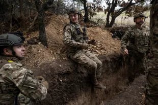 Ukrainian soldiers in a trench in Kherson, southern Ukraine on September 5, 2022.