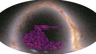 El óvalo representa todo el cielo, donde la zona púrpura es el área analizada en busca de materia oscura. El arco brillante se forma con las estrellas más resplandecientes en el cielo nocturno