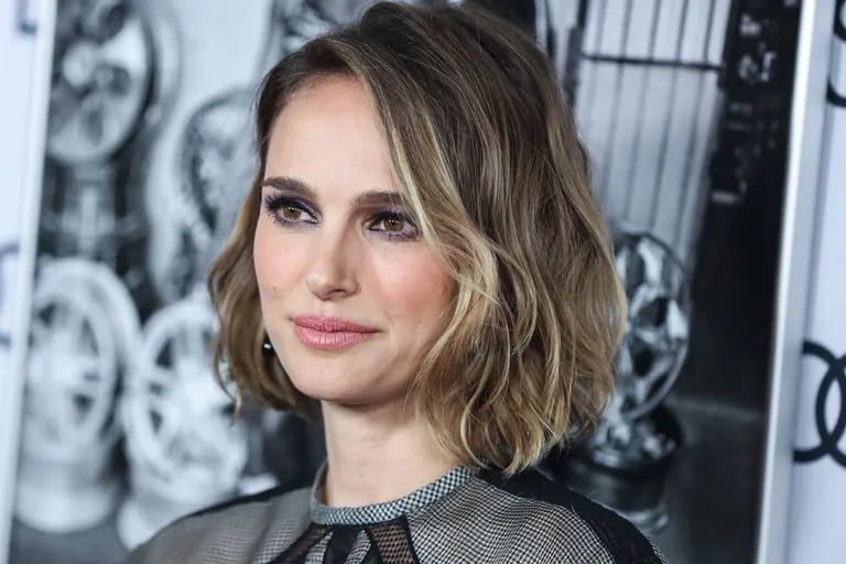 Natalie Portman had a great role when her dress played a trick on her while having dinner with Barack Obama