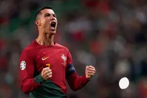 Cristiano Ronaldo se emociona, habla del paso del tiempo, bate un récord y marca goles (un tiro libre de lujo)