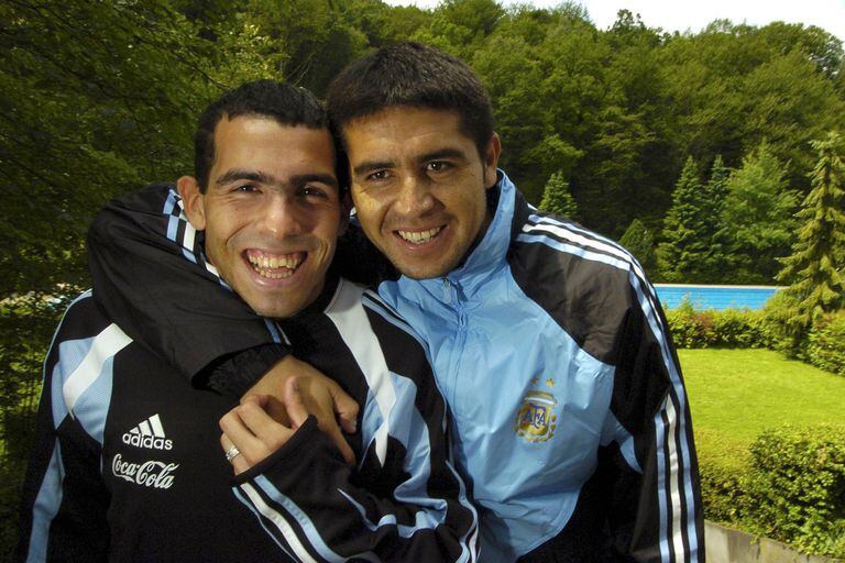 Otros tiempos: Carlos Tevez y Juan Román Riquelme, con la ropa del seleccionado argentino.