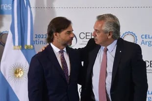 El presidente de Uruguay, Luis Alberto Lacalle Pou, y el presidente de Argentina, Alberto Fernández, hablan durante la Cumbre de la Comunidad de Estados Latinoamericanos y Caribeños (CELAC) en Buenos Aires