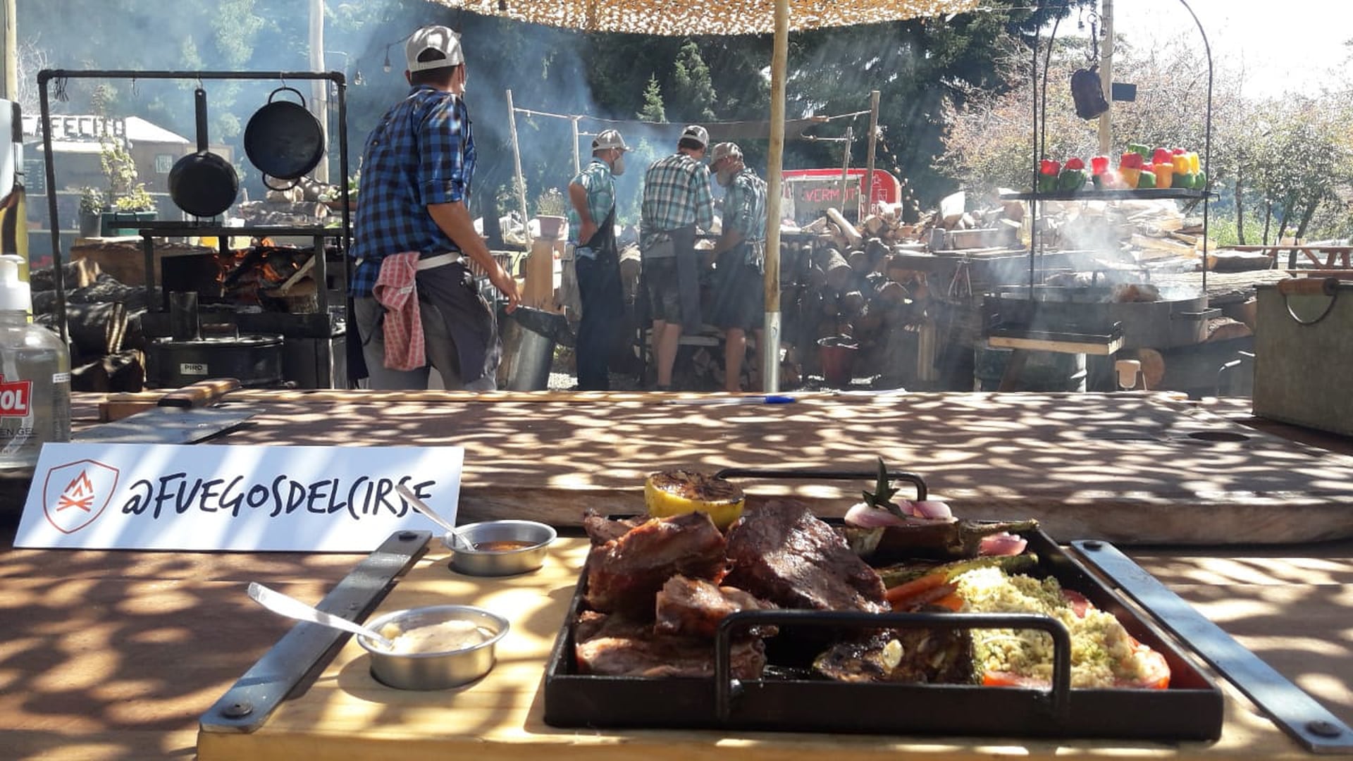 En el predio del camping y club Cirse se presentan varios chiringos con buena música frente al lago