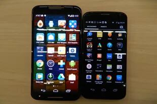 Un nuevo Motorola Moto X (izq.) junto a la primera versión