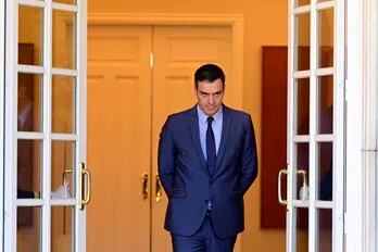 Tras la debacle de la izquierda, Sánchez toma una decisión de alto voltaje político en España
