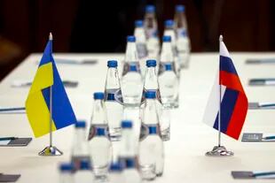 Las banderas de Ucrania y de Rusia, en la mesa del lugar donde negociaron, en Bielorrusia