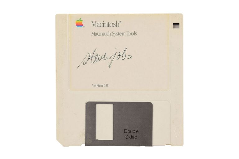 El disquete más caro: un floppy disk con la firma de Steve Jobs a 7500 dólares