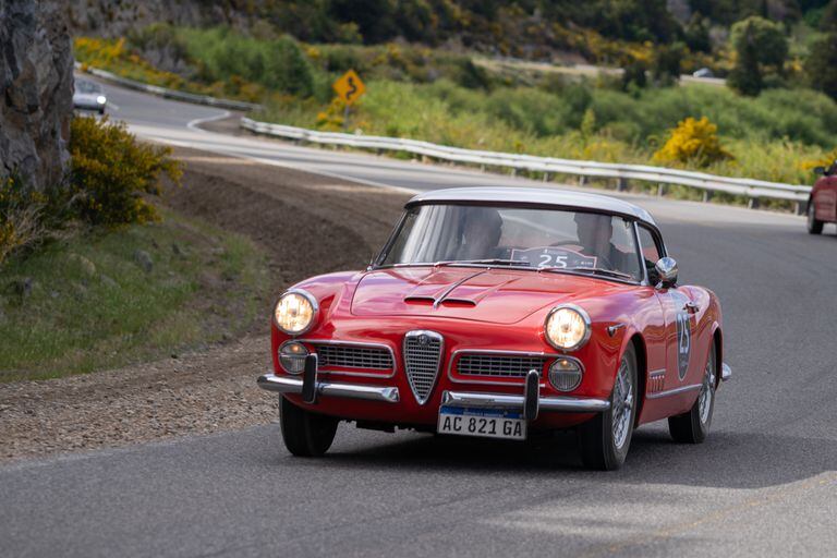 Alfa Romeo 2000 Spider 1960 en la primera etapa de regreso a Bariloche