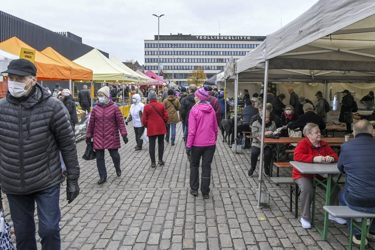 Vista del mercado dominical de Hakaniemi, en medio del brote de la enfermedad por coronavirus en Helsinki, la capital de Finlandia