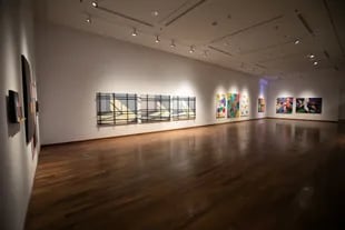 Vista de la Sala 502 del CCK, con pinturas de Leila Tschopp, Graciela Hasper y Carlos Bissolino