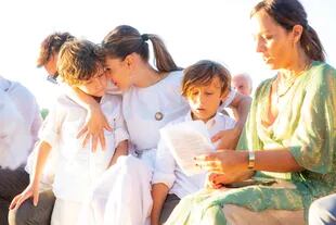 Una tierna imagen de Caro con sus hijos Beltrán y Benicio. Junto a ellos, Luciana Pizzolorusso, íntima de la modelo. 
