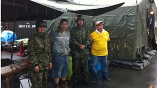 Miguel Kamiunten (de gris), con militares en albergues tras el terremoto de Tohoku de 2011