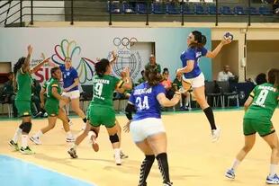 Women's handball began its participation in the South American Games in Asunción with a bang: it thrashed Bolivia 48-1.